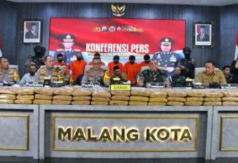 Kapolda Jatim Irjen Pol Imam Sugianto memberikan keterangan pers di Mapolresta Malang Kota, Selasa (3/12)