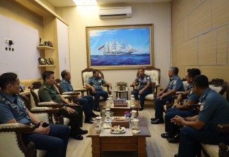 Komandan Pangkalan Utama TNI AL (Danlantamal) V Brigjen TNI Marinir Joni Sulitiawan, S. H., M. Han., menerima kunjungan Kepala Oditurat Militer Tinggi (Kaotmilti) III Surabaya Laksamana Pertama TNI Dr. Imam Subekti di Ruang Danlantamal V Mako Lantamal V Perak Surabaya, Rabu (17/01/2024)