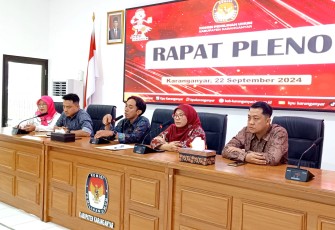 KPU Karanganyar menggelar rapat pleno penetapan pasangan calon (Paslon) Bupati dan Wakil Bupati Karanganyar 2024, Minggu (22/9/2024).