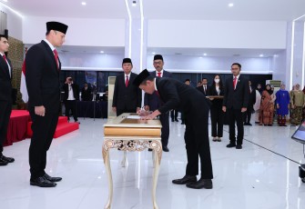 Menteri Agraria dan Tata Ruang/Kepala Badan Pertanahan Nasional (ATR/BPN), Agus Harimurti Yudhoyono (AHY) melantik dan mengambil sumpah/janji tiga Jabatan Pimpinan Tinggi (JPT) Madya pada Jumat (22/03/2024) di Aula Prona Kementerian ATR/BPN, Jakarta