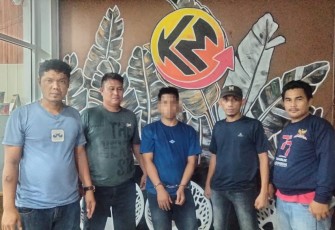 Terduga Pelaku diborgol berinisial PS (19), saat diamankan Tim Polsek Padang Bolak.