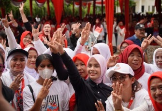 Istri capres nomor urut 3 Ganjar Pranowo, Siti Atikoh Supriyanti, saat ikut ber-flashmob di Kebun Gede Village, Jalan Sultan M Mansyur, 35 Ilir, Kota Palembang, Sumatera Selatan (Sumsel), Jumat (12/1/2024).