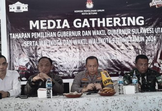 Kajari Bitung Dr Yadyn Palembangan, S.H.,M.H kedua dari kiri saat memberikan materi pada kegiatan media gathering yang di selenggarakan oleh KPU