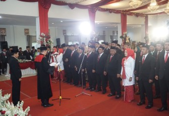 Acara pelantikan 44 anggota DPRD Kabupaten Karanganyar periode 2024 - 2029, di Ruang Paripurna DPRD setempat, pada Selasa (27/8/2024)