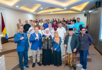 Gubernur Jawa Timur periode 2019-2024 Khofifah Indar Parawansa menjadi narasumber dalam forum Pascasarjana Unair bertajuk Deep Talks! Menjadi Kepala Daerah Idaman 2024 di Pascasarjana Unair, Sabtu (14/9/2024)