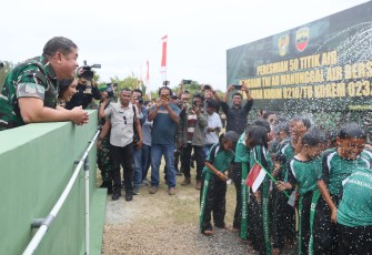 Kasad Resmikan 50 Sumber Air Bersih dan Serahkan Perahu Ponton Pengangkut Sampah di Toba