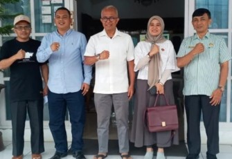 Ketua Bawaslu Pasaman, Rini Juita, M.A., Divisi Hukum, Pencegahan, Pengawasan, dan Partisipasi Masyarakat, bersama Koordinator Sekretariat Bawaslu Pasaman, Al Ikhwan, mengunjungi Pjs. Bupati Pasaman, Edi Dharma, di kediaman rumah dinas pada Minggu, 29/09/2024