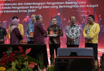 Pemprov Kepri Raih Penghargaan UKPBJ Proaktif dengan Capaian UMK Tertinggi