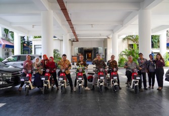 Bank Jatim Berikan 50 Unit Sepeda Listrik Ke Unair