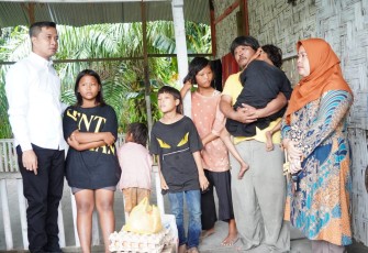 Pj Wali Kota Tebing Tinggi Turun Tangan Bantu Keluarga Terlantar di Bawah Jembatan Pasar Sakti