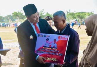 Pj Bupati Batu Bara Serahkan Bantuan Bedah Rumah