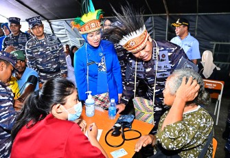 Pangkoarmada III Mengikuti Makan Siang Bergizi Dengan Pelajar dan Masyarakat Papua di Raja Ampat