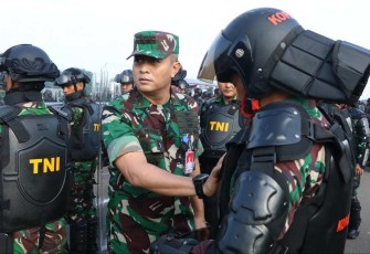  Pangkoops Udara I Marsda TNI Mohammad Nurdin hadiri Apel Gelar Pengamanan Pemilu Tahun 2024 dalam komitmen bersama untuk mengamankan gelaran pesta demokrasi Tahun 2024, yang melibatkan 2.400 personel, selaku pimpinan Apel Pangdam Jayakarta Mayjen TNI Mohamad Hasan, S.H. Bertempat di Taxy Way Echo Lanud Halim Perdanakusuma, Kamis (1-2-2024)