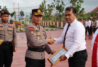 Kepala Kepolisian Resor Bintan AKBP Riky Iswoyo, S.I.K., M.M. memimpin upacara Hari Kesadaran Nasional yang dilaksanakan di lapangan Bhayangkara Polres Bintan, saat Upacara tersebut Kapolres Bintan memberikan penghargaan kepada personel yang berprestasi, Rabu (17/1/2024)