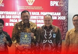 Penyerahan Laporan Hasil Pemeriksaan Kinerja /Foto : MC 