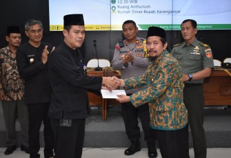Kegiatan "Gerakan Cinta Zakat" Baznas Karanganyar bersama Forkompimda, Kepala OPD, Instansi vertikal, Kabag Lingkungan Setda Karanganyar dan Direksi BUMD, di ruang Anthurium Rumah Dinas Bupati Karanganyar, Kamis (28/3/2024)
