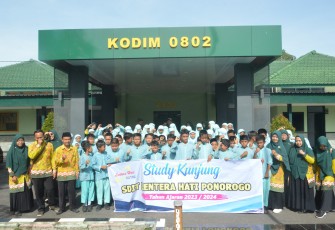 Siswa siswi SD Islam Terpadu (SDIT) Lentera Hati Ponorogo hari ini melakukan kunjungan ke Kodim 0802/Ponorogo, jalan Basuki Rahmat nomor 38, Kota / Kabupaten Ponorogo, Kamis (22/02/2024)