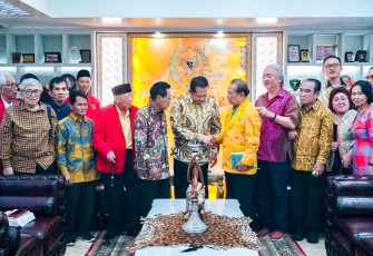  Ketua MPR RI ke-16 sekaligus Wakil Ketua Umum Partai Golkar dan Ketua Dewan Pembina Depinas Sentral Organisasi Karyawan Swadiri Indonesia (SOKSI) Bambang Soesatyo menerima para senior SOKSI