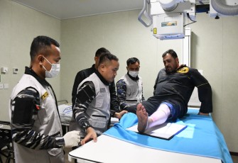 Personel KRI RJW-992 saat Bantu Korban Laka Laut saat Debarkasi Bantuan Kemanusiaan Konflik Gaza