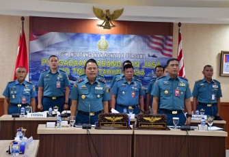 Komando Pusat Penerbangan TNl Angkatan Laut (Danpuspenerbal), Laksda TNl Sisyani Jaffar mengikuti Acara Penandatanganan Kontrak Bersama Pengadaan Barang dan Jasa (Barjas) Unit Organisasi TNI Angkatan Laut (UO TNI AL) Tahun 2024 di Rupat Gedung R. Kasenda, Mako Puspenerbal, Juanda, Senin (22/1/2024)