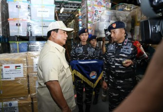 Menteri Pertahanan RI (Menhan RI) Prabowo Subianto didampingi Kepala Staf Angkatan Laut (Kasal) Laksamana TNI Dr. Muhammad Ali, melepas keberangkatan misi perdamaian yang membawa bahan bantuan kemanusiaan untuk korban konflik di Gaza bertempat di Dermaga Kolinlamil, Jakarta Utara, Kamis (18/01)
