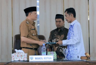 Bupati Sabar AS dalam Rapat Paripurna Penyerahan Pokok-Pokok Pikiran Dewan di ruang sidang utama DPRD Pasaman, Senin (22/1). 