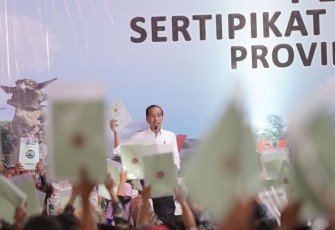 Presiden Jokowi saat Serahkan Sertipikat Tanah kepada Masyarakat