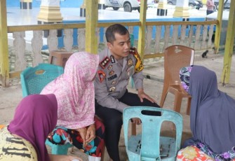 Guna bisa dengar langsung curhatan masyarakatnya, Kapolres Tapanuli Selatan (Tapsel), AKBP Yasir Ahmadi, SIK, MH, duduk bersama “Emak-emak”, pada Selasa (9/1/2024)