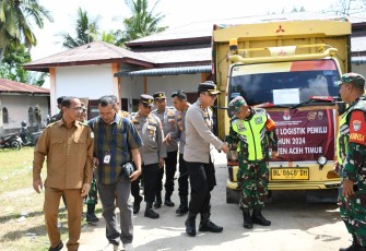 Komisi Independen Pemilihan (KIP) Kabupaten Aceh Timur hari ini mendistribusikan Logsitik Pemilu 2024 ke Panitia Pemilihan Kecamatan (PPK) Peureulak, ini pendistribusian untuk yang terakhir kali. Dimana sejak hari Minggu, (11/02/2024) KIP Aceh Timur telah mendistribusikan ke sejumlah PPK di wilayah Kabupaten Aceh Timur