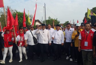 Ilyas Akbar Almadani - Tri Haryadi beserta massa pendukung saat tiba di depan Kantor KPU Karanganyar, Rabu (28/8/2024)
