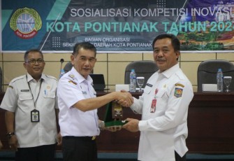 Kepala Badan Strategi Kebijakan Dalam Negeri (BSKDN) Kementerian Dalam Negeri (Kemendagri) Yusharto Huntoyungo  saat menjadi narasumber dalam kegiatan Sosialisasi Kompetisi Inovasi Kota Pontianak di Kantor Wali Kota Pontianak pada Rabu, 18 September 2024