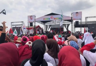 Ribuan Massa Padati Lapangan Sepak Bola Desa Gabuswetan Indramayu