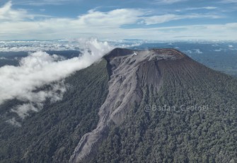 Visual bukaan kawah Gunungapi Ibu sektoral utara-barat laut yang diambil melalui drone pada 5 Juli 2024