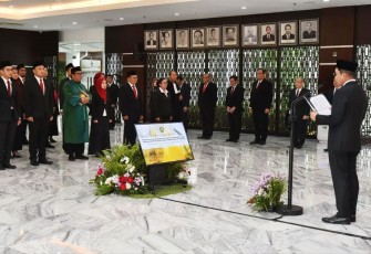 Sekjen Kementerian ESDM, Dadan Kusdiana saat menyaksikan pelantikan Pejabat Fungsional, Pengukuhan Koordinator dan Subkoordinator serta Penyerahan Surat Keputusan Kenaikan Pangkat Periode Februari 2024 di Lingkungan Sekretariat Jenderal Kementerian ESDM pada hari ini, Rabu (31/1).