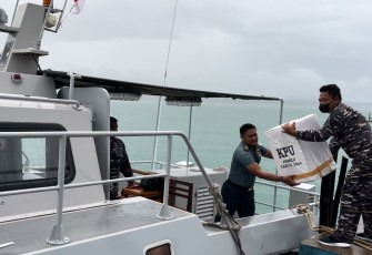 TNI AL saat Distribusikan Logistik Pemilu Menuju Pulau Terpencil, Senin (12/02).