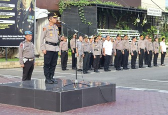 Kapolrestabes Medan Kombes Pol Dr. Teddy John Sahala Marbun S.H., M.Hum saat memimpin apel pagi dan memberikan arahan kepada personel. 