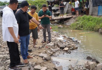 Wali Kota Cilegon Helldy Agustian saat Tinjau Lokasi Banjir di Kawasan Industri PT. Lotte Chemical, Kecamatan Grogol, Minggu 4 Februari 2024.