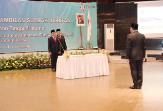 Menteri Desa Pembangunan Dearah Tertinggal dan Transmigrasi (Mendes PDTT) Abdul Halim Iskandar melantik Lalu Syaifuddin sebagai Inspektur II Inspektorat Jenderal (Irjen) Kemendes PDTT di Jakarta, Selasa (13/2/2024)