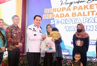 Penjabat (Pj) Gubernur Sumatera Selatan (Sumsel) Agus Fatoni membagikan bantuan sosial (bansos) yang diperuntukkan bagi anak stunting se-Kota Palembang. Penyerahan bansos dilakukan di halaman Rumah Dinas Walikota Palembang, Sumatera Selatan, Jumat (26/1/2024)