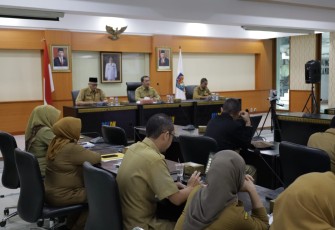 Kepala Badan Strategi Kebijakan Dalam Negeri (BSKDN) Kementerian Dalam Negeri (Kemendagri) Yusharto Huntoyungo saat memimpin Rapat Sosialiasi Langkah-Langkah Awal Tahun Anggaran 2024 yang berlangsung di AULA BSKDN pada Selasa, 16 Januari 2024 