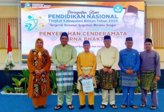 Bupati Bintan Roby Kurniawan SPWK Beri Penghargaan Pada 23  PNS Purna Tugas