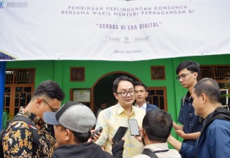 Wakil Menteri Perdagangan Jerry Sambuaga dalam Pembinaan Perlindungan Konsumen “Cerdas di Era Digital” di Ruang Serba Guna Persatuan Guru Republik Indonesia (PGRI), Bekasi, Jawa Barat, kemarin, Kamis (18/01/2023).