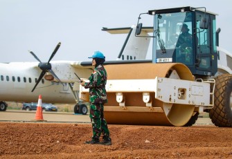Satuan Tugas (Satgas) Kompi Zeni (Kizi) TNI Kontingen Garuda (Konga) XXXVII-J Multidimensional Intergrated Stabilization Mission in Central Africa (Minusca CAR) ikut andil dalam proses pekerjaan pelebaran lapangan terbang UN Flight Mpoko, Bangui, Selasa (19/03/2024)