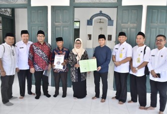 Wakil Menteri Agraria dan Tata Ruang/Wakil Kepala Badan Pertanahan Nasional (Wamen ATR/Waka BPN), Raja Juli Antoni menyerahkan sertipikat tanah untuk situs Makam Sunan Bonang
