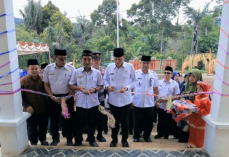 Bupati Pasaman saat Resmikan Kantor Baru Wali Nagari Cubadak Barat  