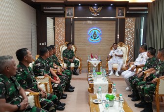 Komandan Kodiklatal (Dankodiklatal) Letjen TNI (Mar) Nur Alamsyah beserta para Pejabat Utama Kodiklatal menerima kunjungan Komandan Puskopaska TNI AL Laksma TNI Baroyo Eko Basuki ke Kodiklatal dalam rangka Courtesy Call (CC), bertempat di di Lobi VIP Mako Kodiklatal Bumimoro Surabaya, Jumat (12/01/2024)