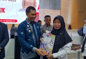 Pj Bupati Batu Bara Serahkan Ratusan SK PPPK