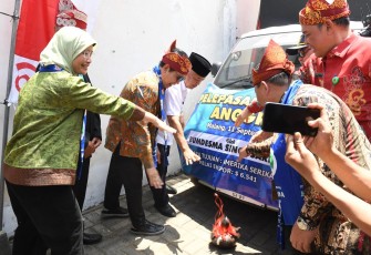 Menteri Desa, Pembangunan Daerah Tertinggal dan Transmigrasi (Menteri Desa PDTT) Abdul Halim Iskandar melepas ekspor bunga anggrek di kantor PT Lembaga Keuangan Mikro (LKM) Artha Desa, Kabupaten Malang, Jawa Timur, Rabu (11/9/2024)