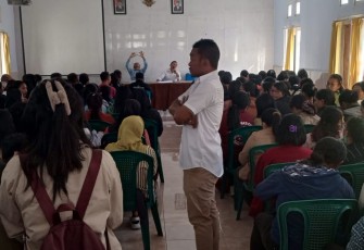 Ratusan Nakes Yang Dipecat Bupati Nabit Saat Melakukan Pertemuan Dengan Kadinkes Manggarai Untuk Diaktifkan Kembali