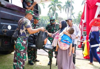 TNI Bagikan Ribuan Paket Sembako Dalam Bakti Sosial HUT Ke-79